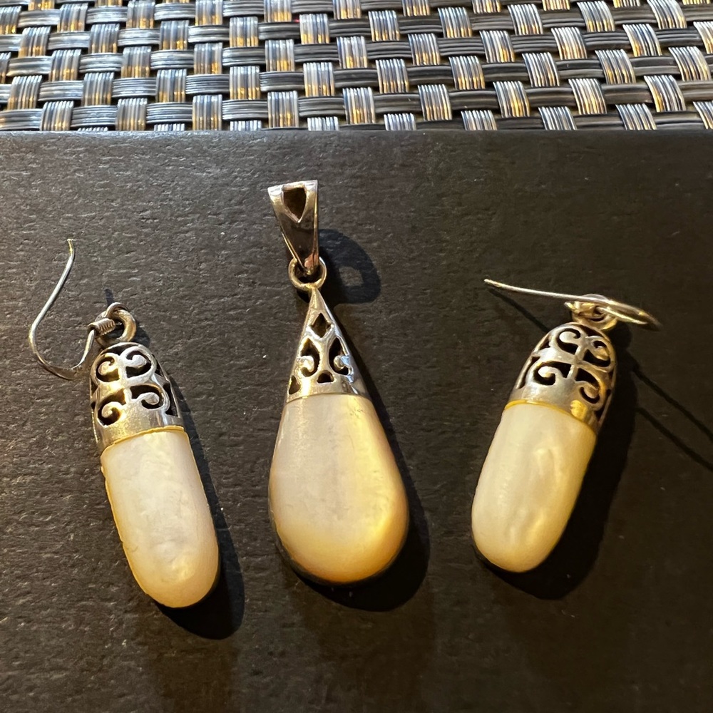 Mother of Pearl earrings and pendant - Picture 1 of 3